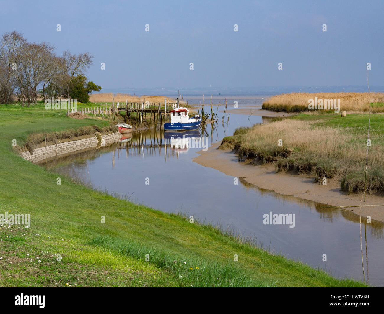 Petit bateau de pêche amarré au port de By, estuaire de la Gironde, Aquitaine, France. Banque D'Images