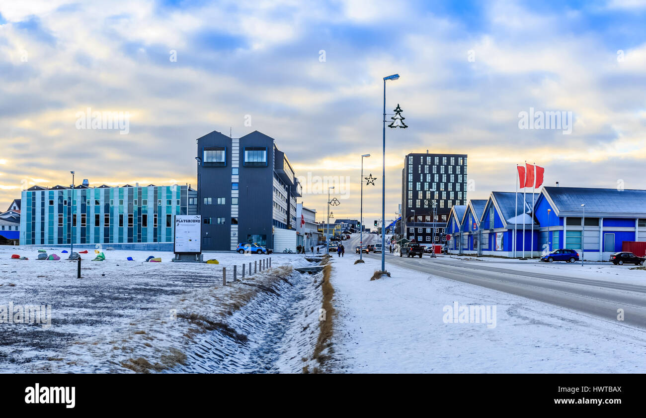 Aqqusinersuaq la rue principale de la ville de Nuuk, Groenland couvertes de neige Banque D'Images