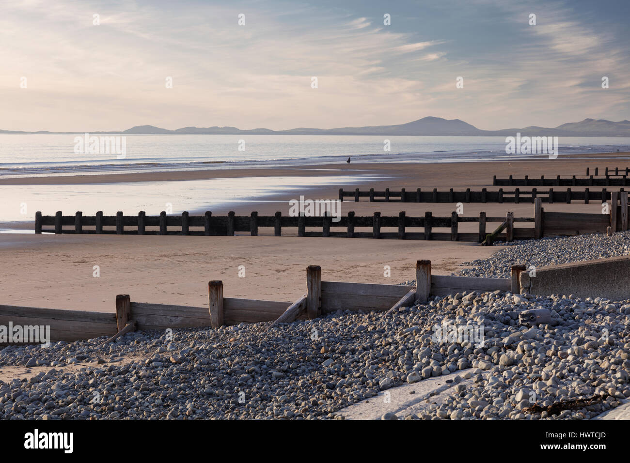 pis-ou-brise-lames-dans-la-plage-de-barmouth-prot-ger-l