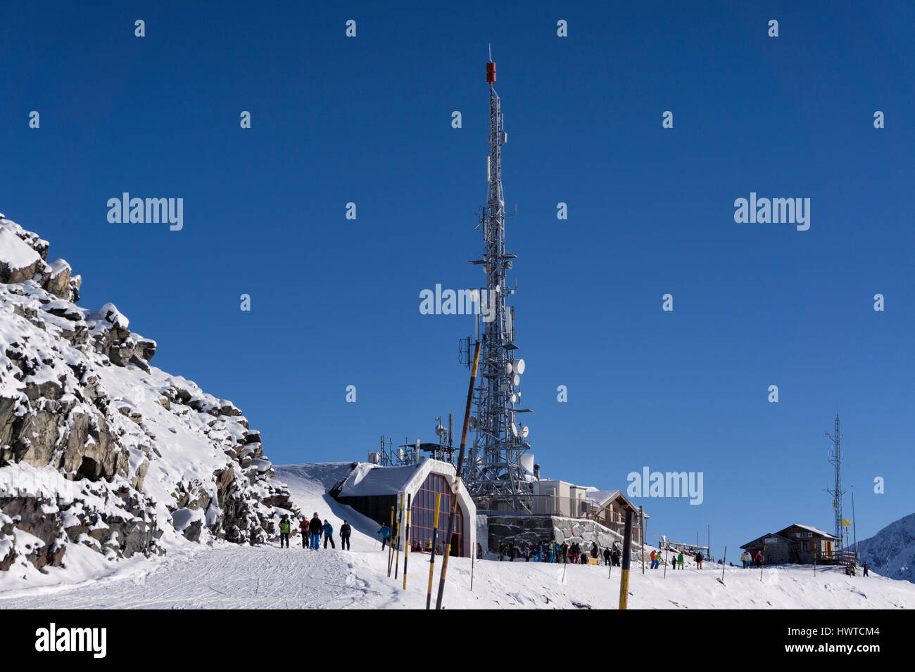 Tour de communications à la pointe de la masse au-dessus de la station de ski des Menuires, dans le domaine skiable des Trois Vallées en France Banque D'Images