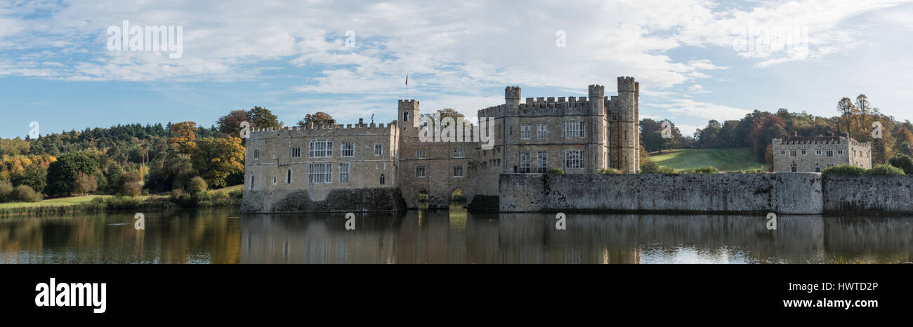 Leeds Castle, Kent, UK - Panorama du château et le parc et sa réflexion sur l'eau des douves Banque D'Images