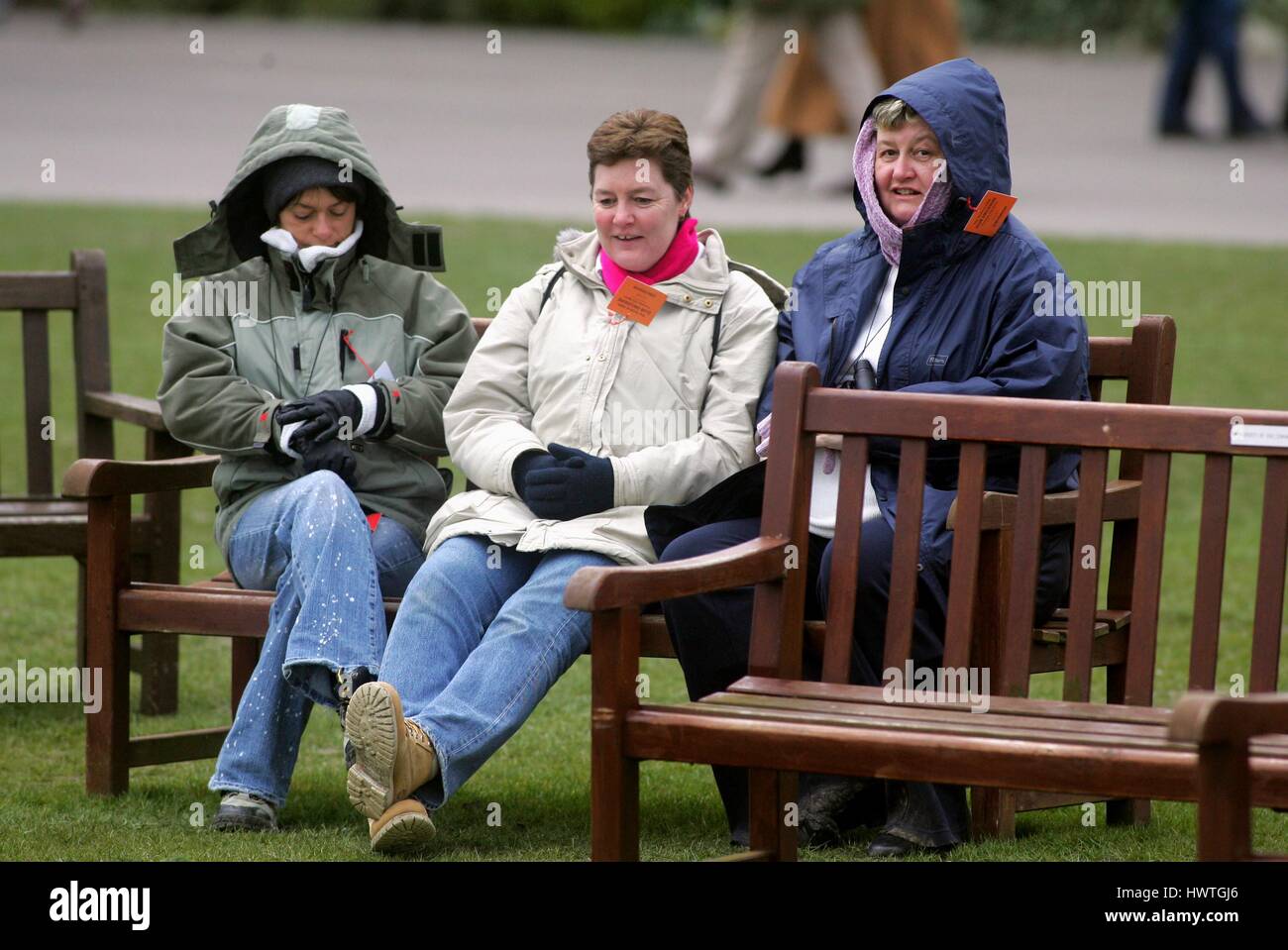 RACEGOERS Braver le froid l'Hippodrome de Cheltenham L'hippodrome de Cheltenham CHELTENHAM ANGLETERRE 16 Mars 2006 Banque D'Images