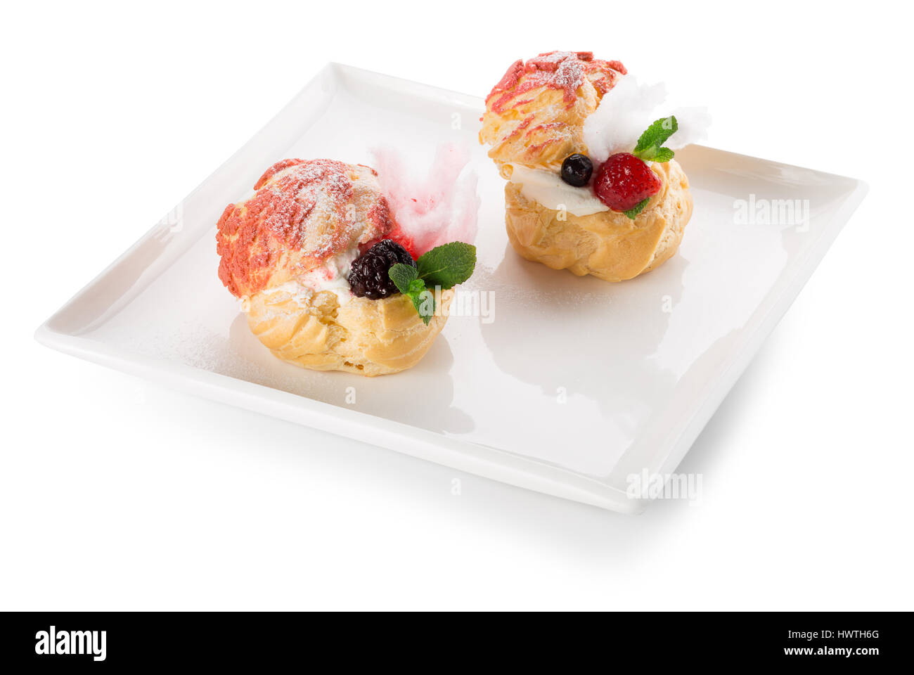 Crème anglaise cake aux fruits rouges sur une plaque. Banque D'Images