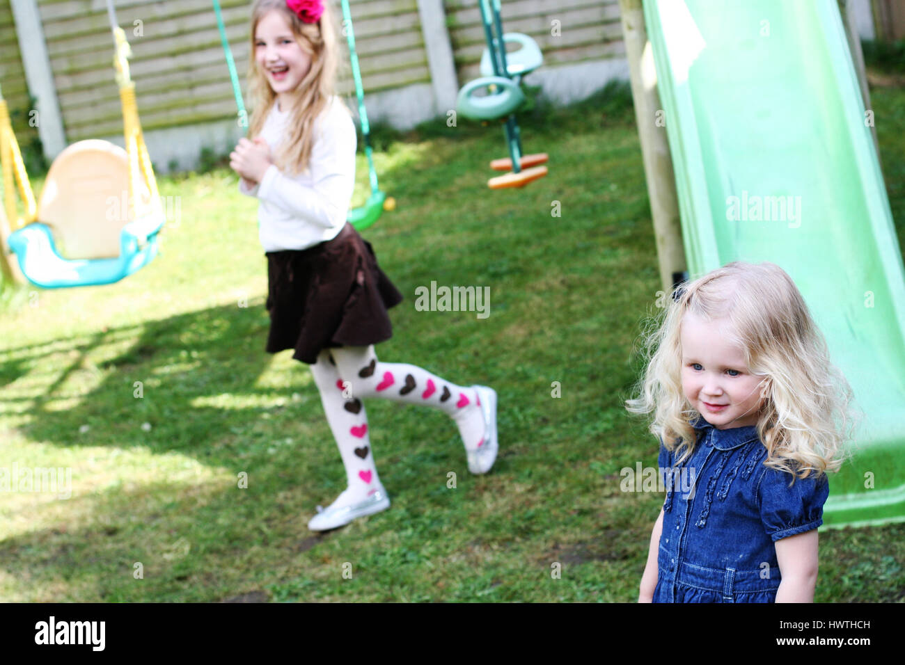 Les enfants jouent au football ball père jardin, family fun concept, vie de famille heureux fois joie Bonheur bonheur Vie saine notion blonde filles soeurs Banque D'Images