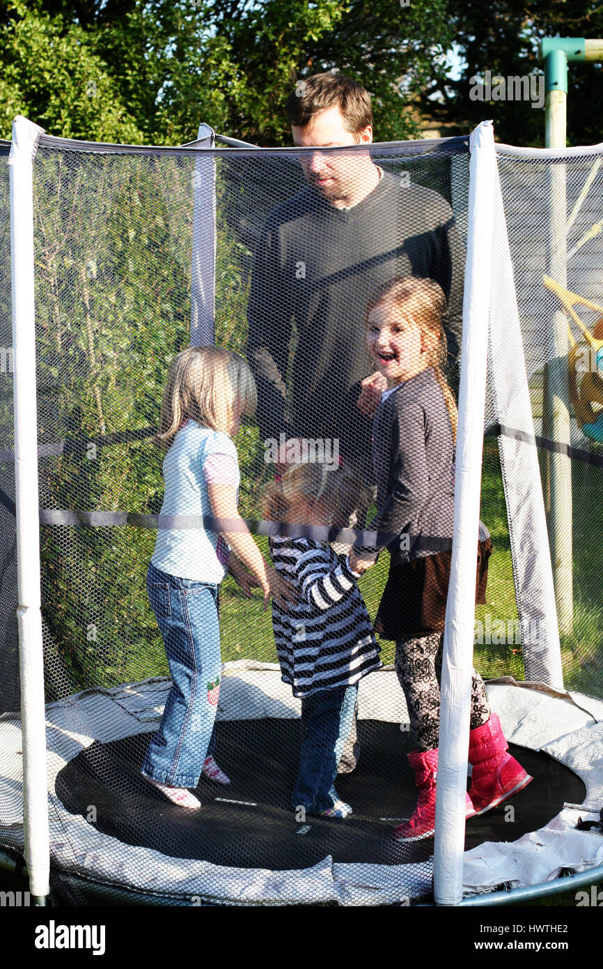 Papa et ses filles de rebondir sur le trampoline, family fun concept Banque D'Images