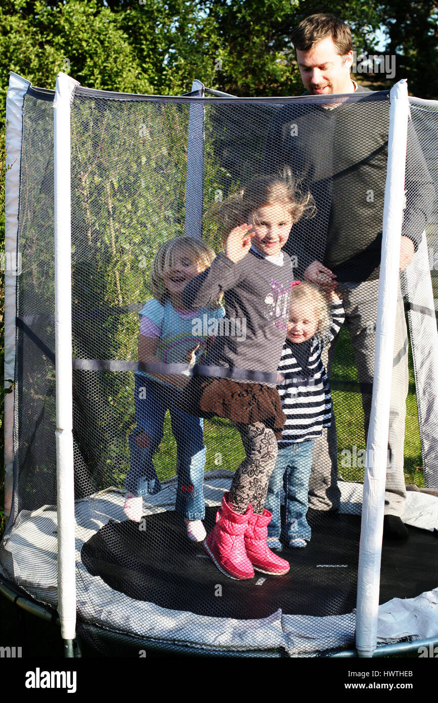 Papa et ses filles de rebondir sur le trampoline, family fun concept Banque D'Images