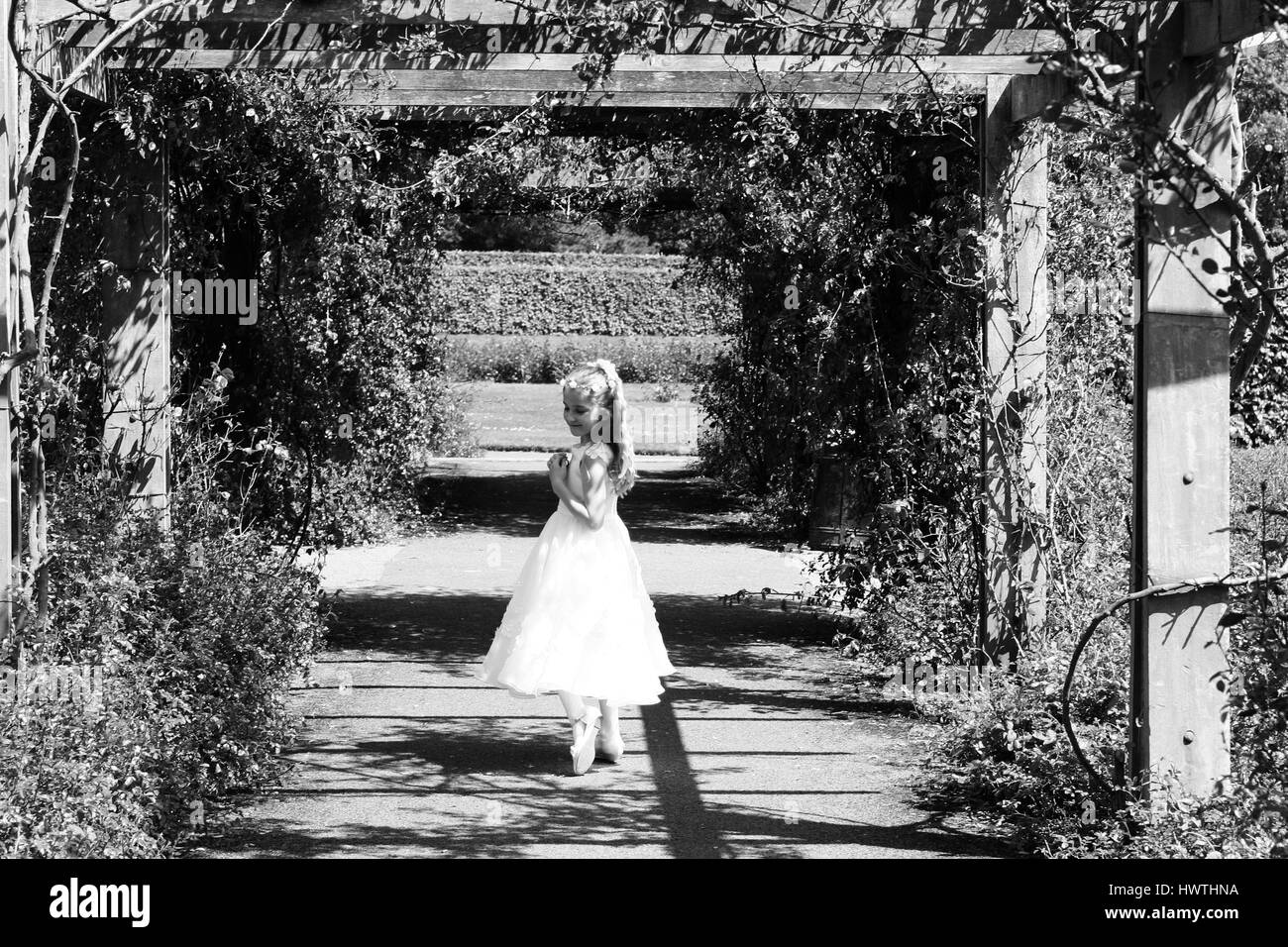 Première Communion fille dans le jardin, première communion Banque D'Images