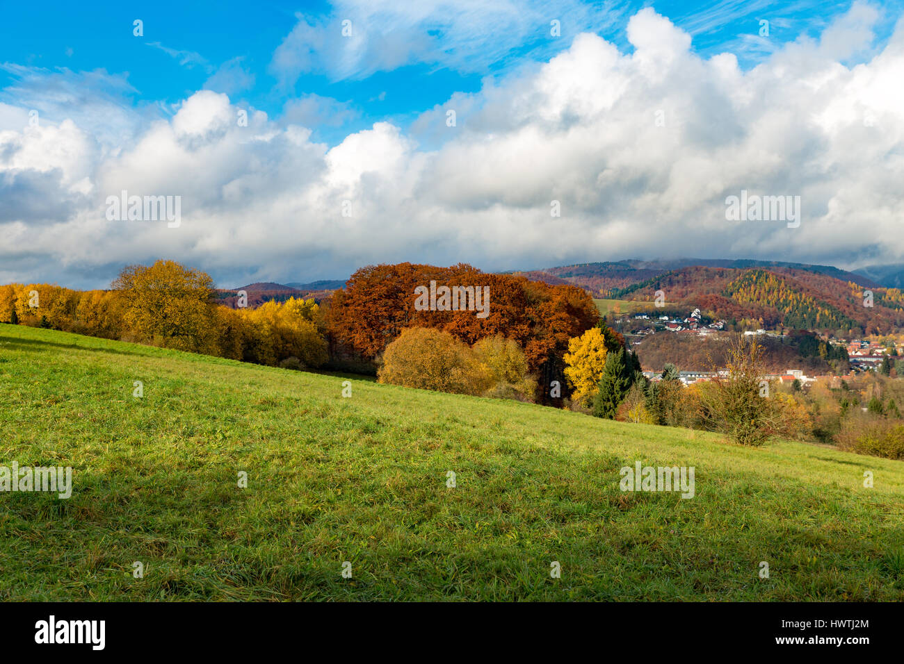 Paysage de montagne ensoleillé minimum en automne Banque D'Images