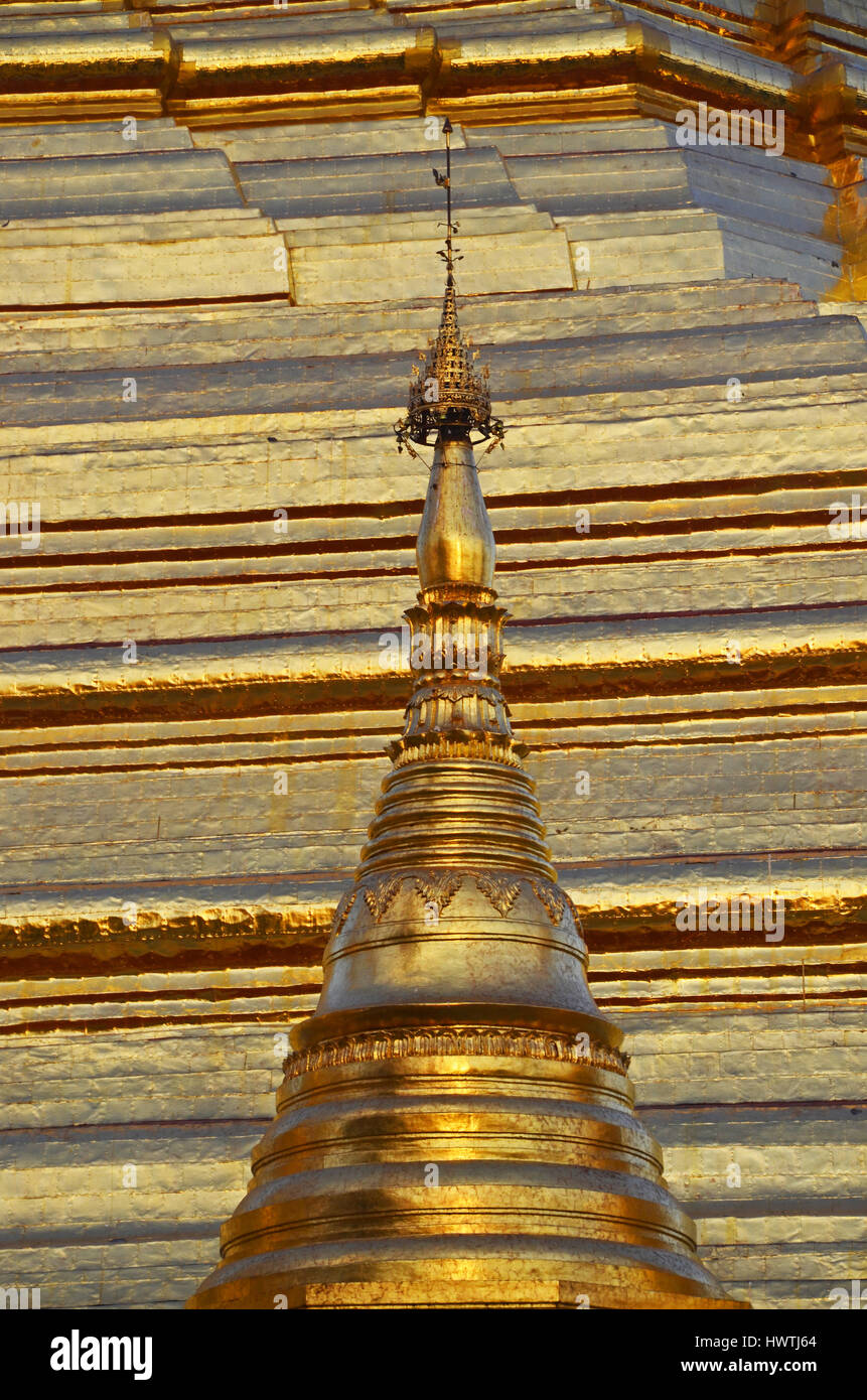 La pointe d'un petit stupas superposée à la pagode Shwedagon, Yangon, Myanmar Banque D'Images