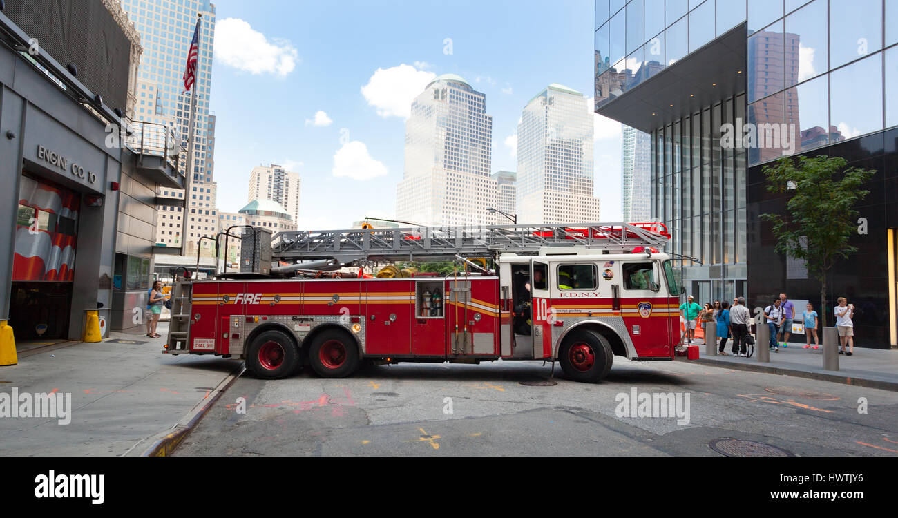 La ville de New York, USA - 11 juillet 2015 : FDNY Dix House, Engine Company 10 et 10 de la société de l'échelle près de la tour de la liberté. Banque D'Images
