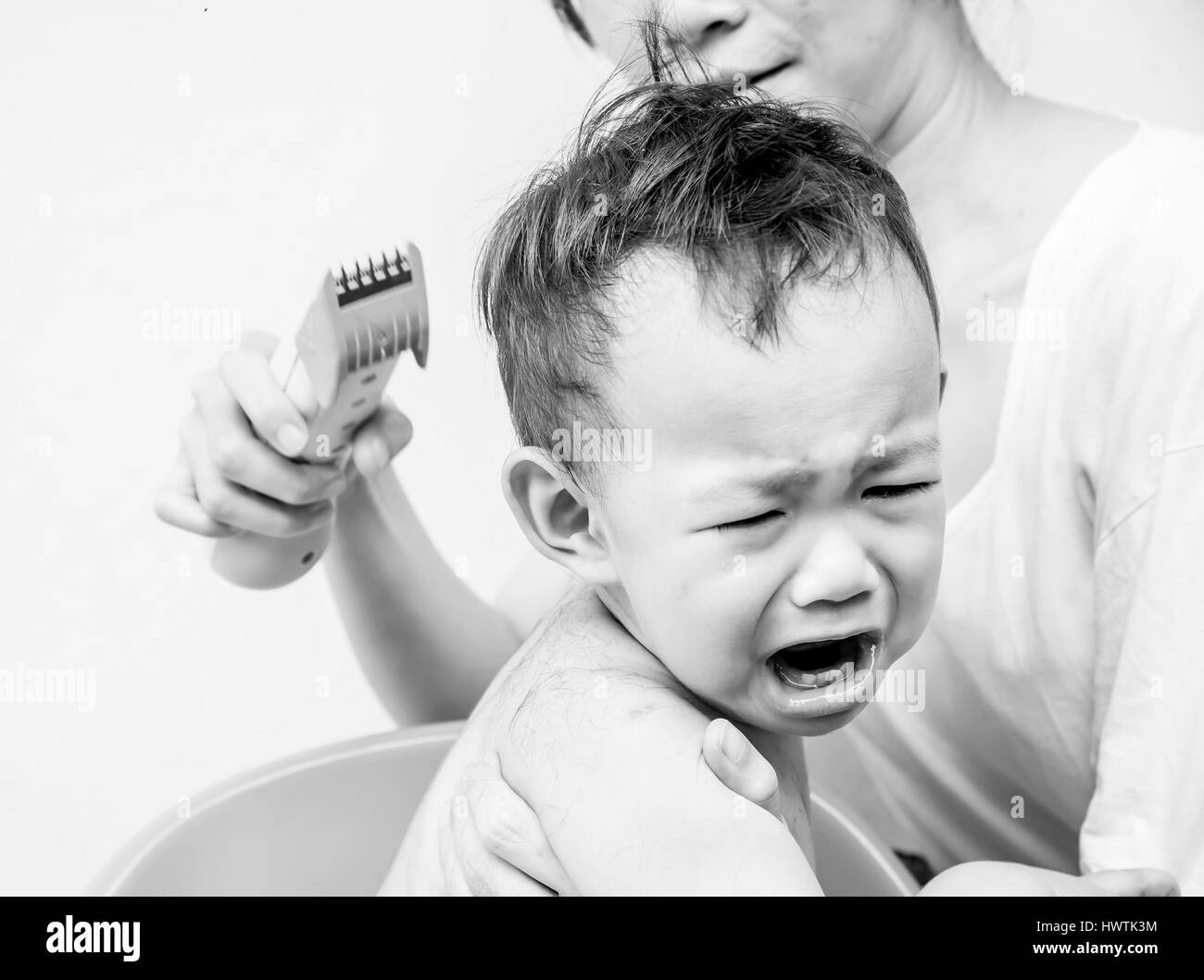 La peur, peur de se sentir bébé Thai Tondeuse cheveux coupe de cheveux de sa mère lorsque Banque D'Images