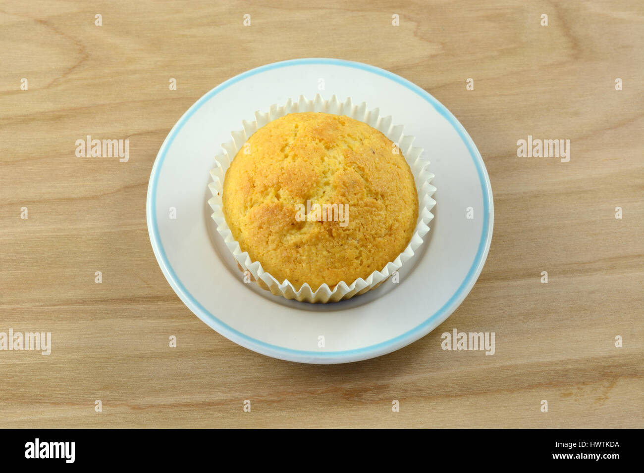 Un muffin pain muffin en papier en tasse sur la petite assiette à pain Banque D'Images