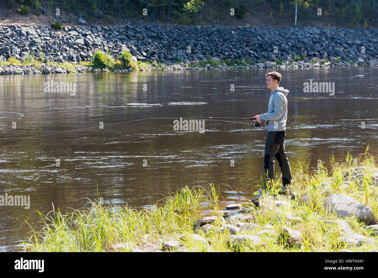 Pêcheur sportif de la pêche au saumon dans une rivière Banque D'Images