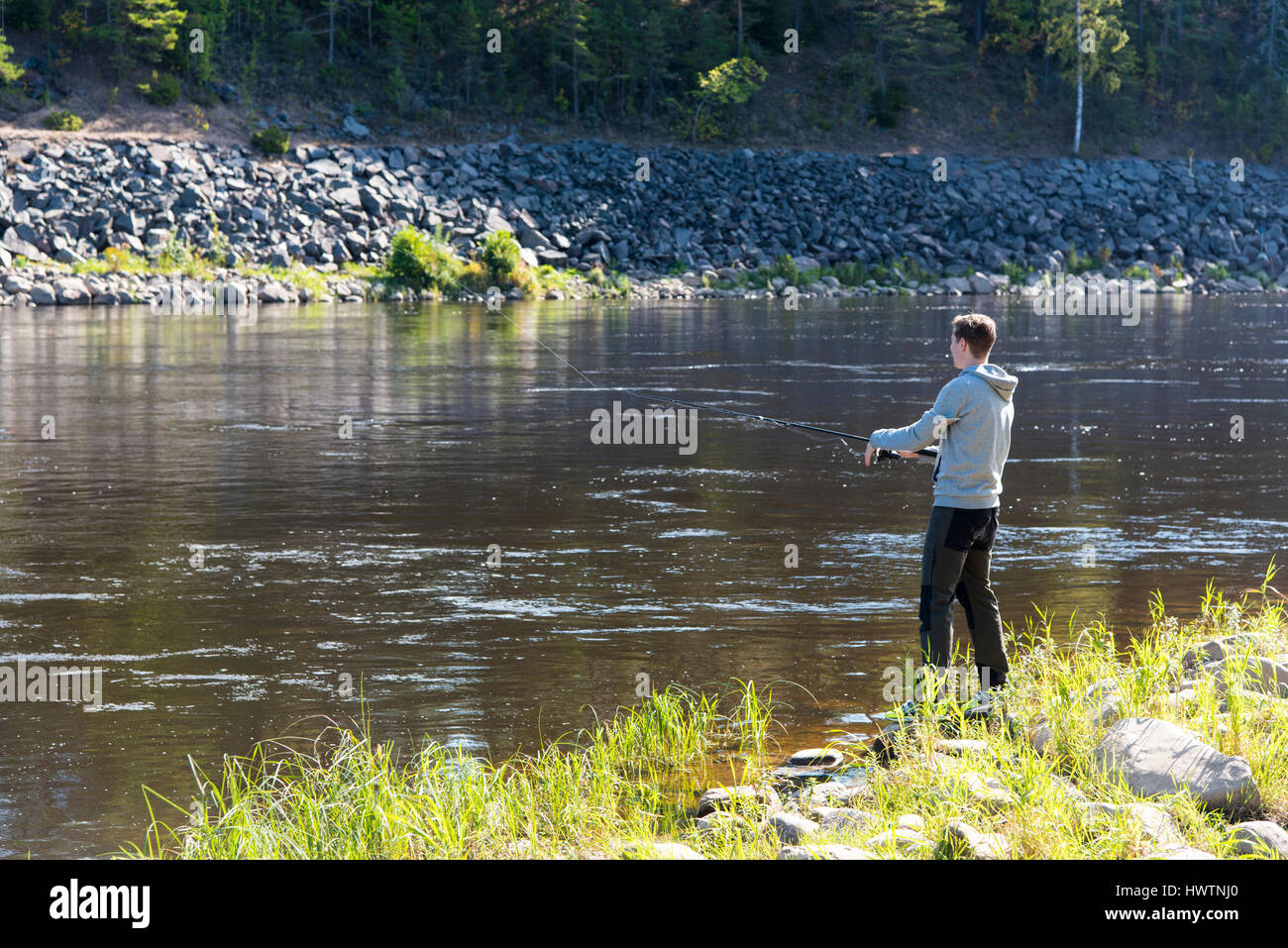 Pêcheur sportif de la pêche au saumon dans une rivière Banque D'Images