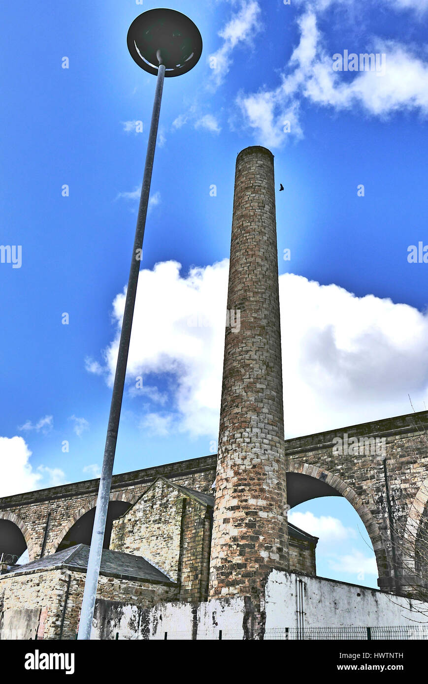 Vieux moulin en pierre et cheminée,viaduc Burnley Lancashire,,UK Banque D'Images