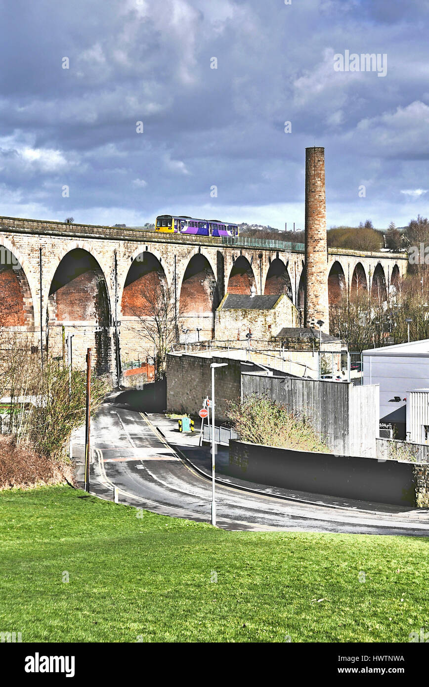 East Lancs ligne de chemin de fer locomotive passant sur viaduc,Burnley Lancashire,,UK Banque D'Images