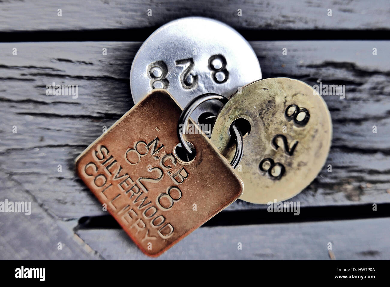 National Coal Board pit chèques pour les hommes travaillent sous terre à la mine de charbon, Silverwood,South Yorkshire, UK Banque D'Images National Coal Board pit chèques pour les hommes travaillent sous terre à la mine de charbon, Silverwood,South Yorkshire, UK Banque D'Images
