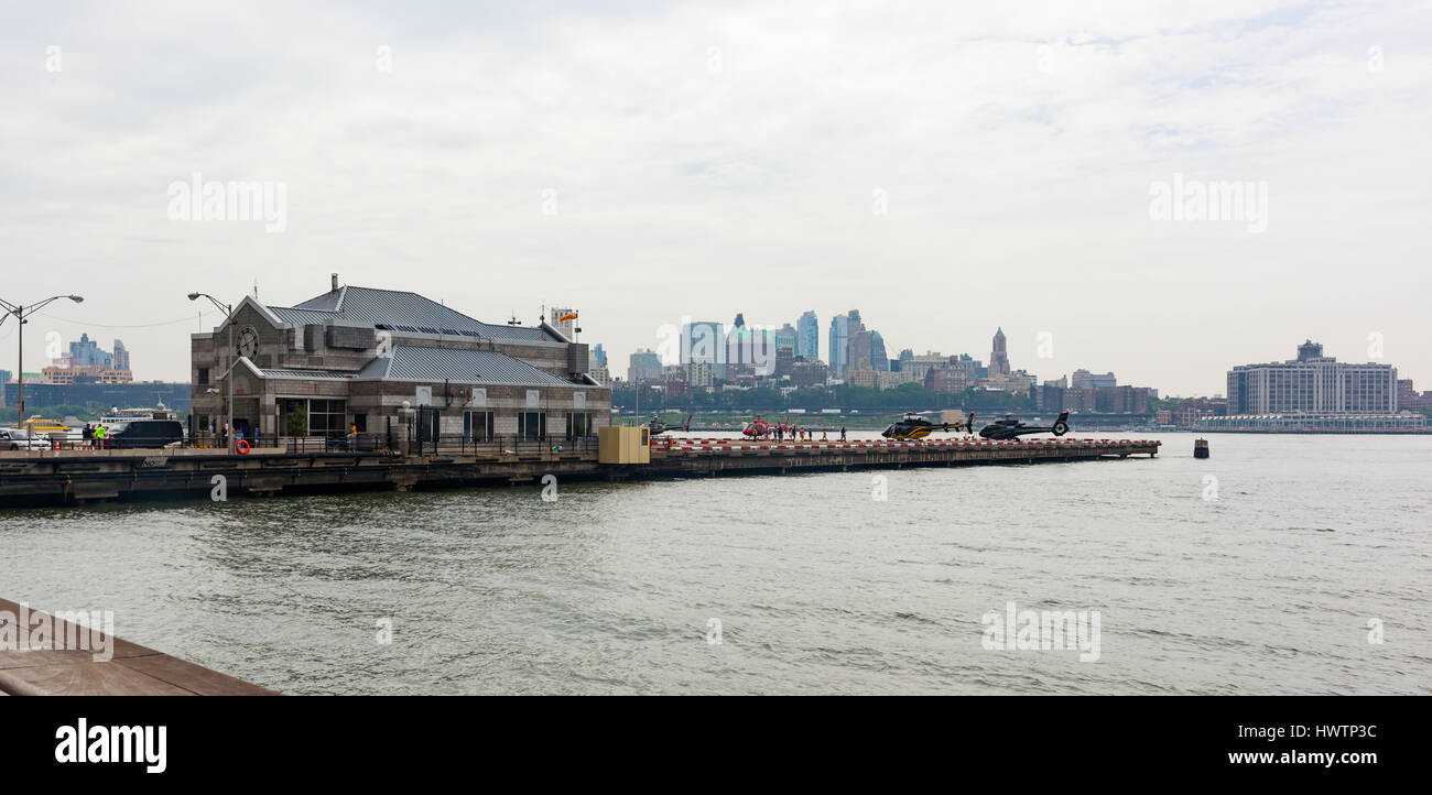 La ville de New York, USA - 08 juillet 2015 : un hélicoptère de l'héliport du centre de Manhattan. Il s'agit d'une plate-forme d'atterrissage pour hélicoptère à Quai 6 dans l'East River dans Banque D'Images