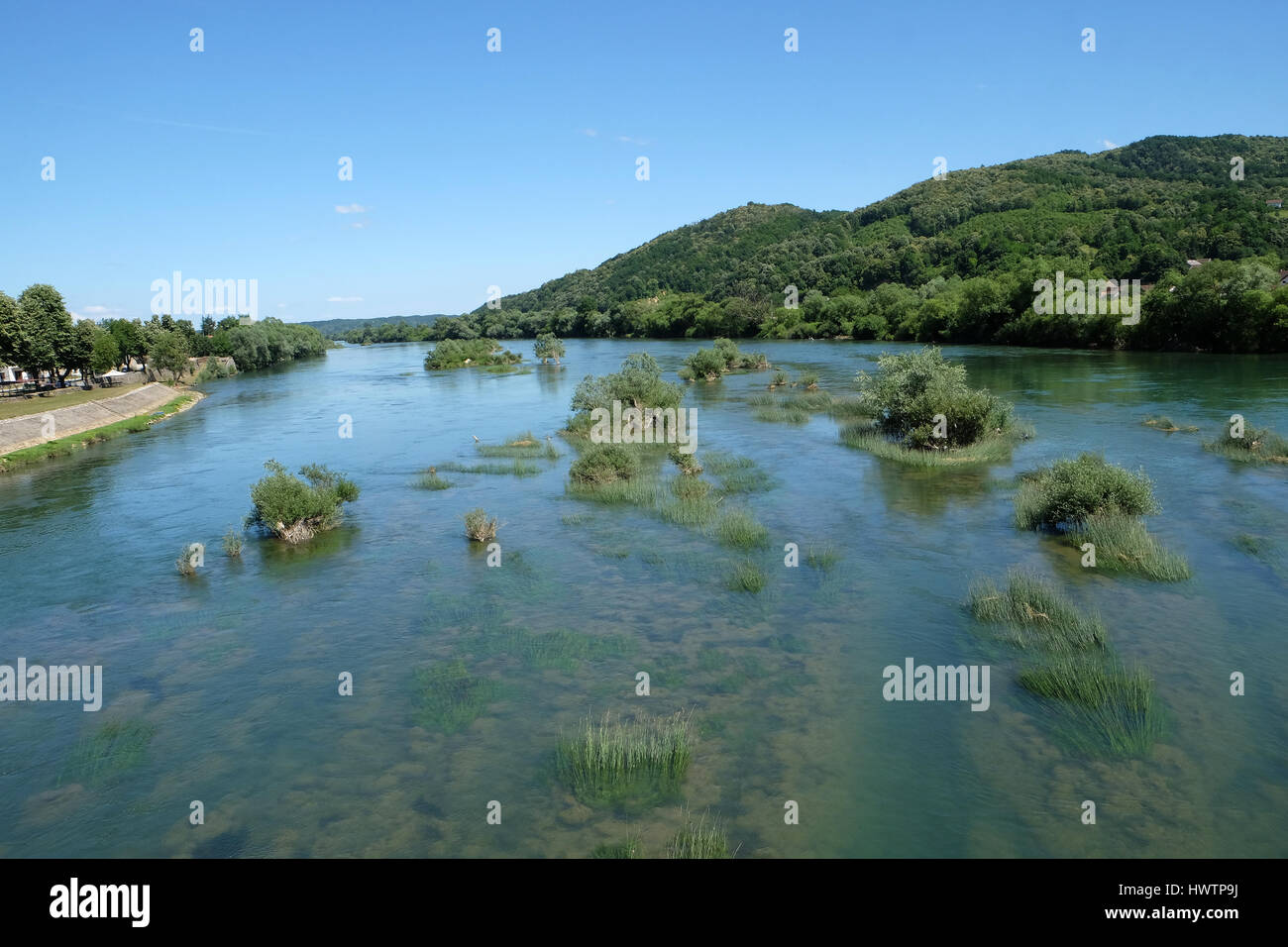 Rivière Una un jour d'été à Hrvatska Kostajnica, la Croatie le 18 juin 2016. Banque D'Images