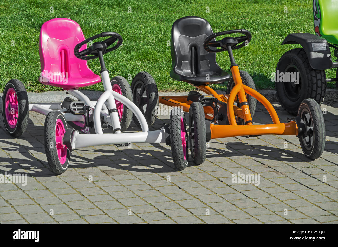 Deux vélos à quatre roues sur la chaussée au parc d'attractions Banque D'Images