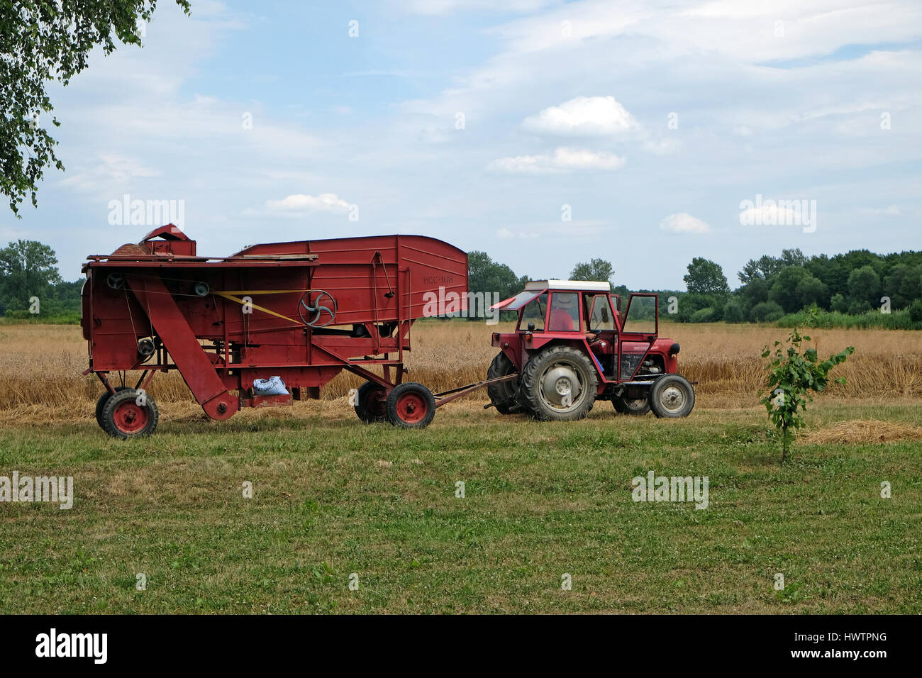 Ancienne Batteuse dans Trnovec, la Croatie le 09 juillet 2016. Banque D'Images