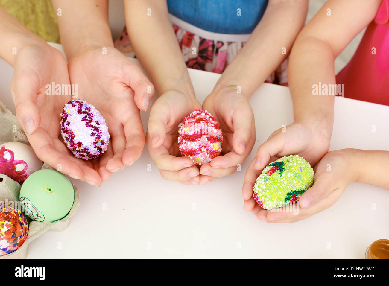 Joyeuses Pâques, une mère et ses filles peinture des oeufs de Pâques. Famille heureuse la préparation pour Pâques. Banque D'Images