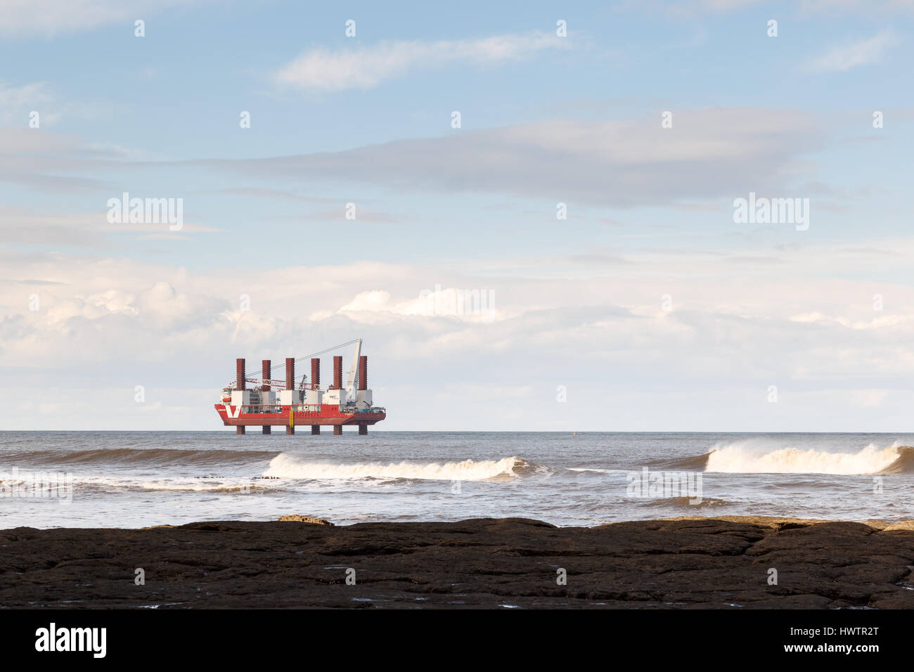 Staithes, Angleterre - 1 mars : 'mpi de résolution", premier navire construit spécialement pour l'installation d'éoliennes en mer. off North Yorkshire Coast. en Banque D'Images