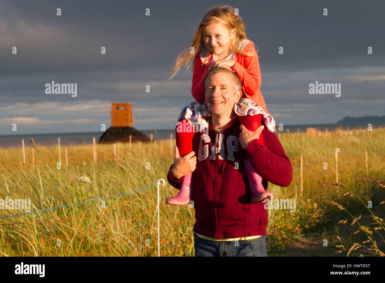 Father and daughter enjoying sterne naine (Sterna albifrons) .Les habitants de la colonie de Kilcoole village bénéficiant de la biodiversité locale de la réserve naturelle gérée par Birdwatch Ireland . Banque D'Images