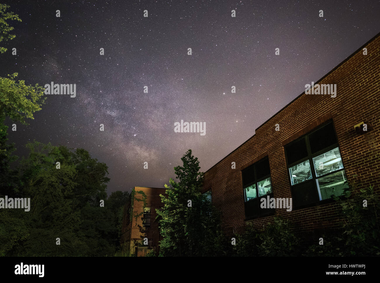 La Voie lactée est visible au-dessus de l'école abandonnée de Glen Jean Elementary près de Thurmond, West Virginia. Banque D'Images