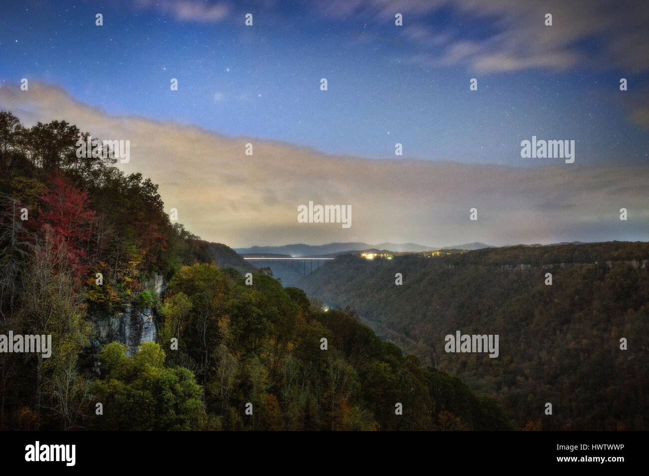 Un mélange créatif de plusieurs expositions de la New River Gorge prises pendant la nuit et jour. Un alpiniste se bloque contre l'immensité de la gorge Banque D'Images