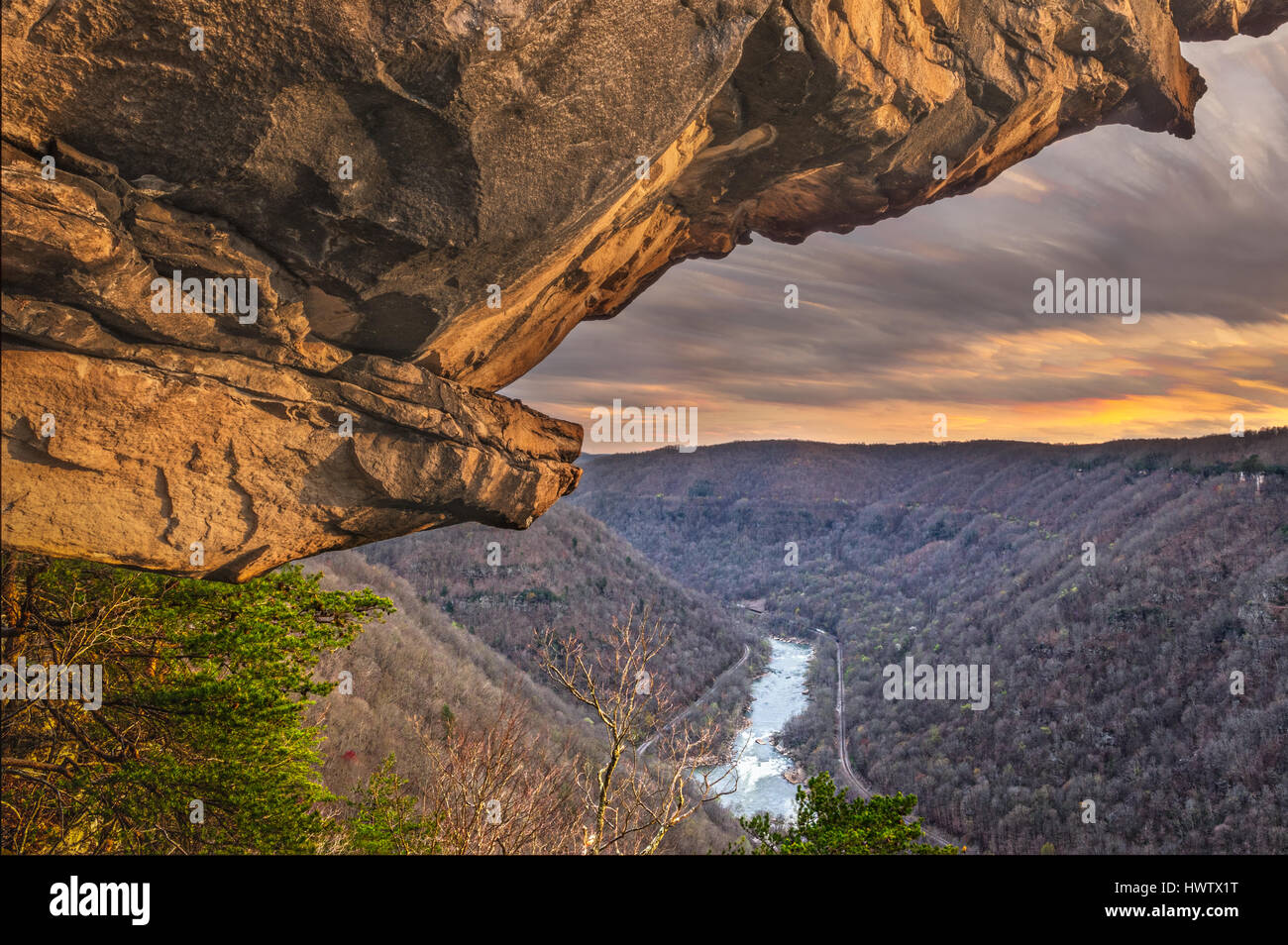 Une longue exposition du vent a balayé les nuages s'affiche mais un bref moment à la beauté des montagnes, tandis que le rocher en surplomb au-dessus de corniche a été sculpté ove Banque D'Images