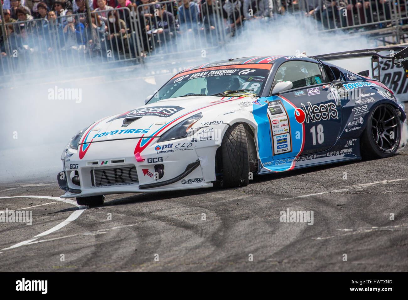 Tokyo, Japon. 18 AVRIL,2015. Daychapon Toyingcharoen de Kleers avec PNEUS TOYO, effectue au cours de la dérive D1 Grand Prix au cours spécial d'Odaiba. Banque D'Images