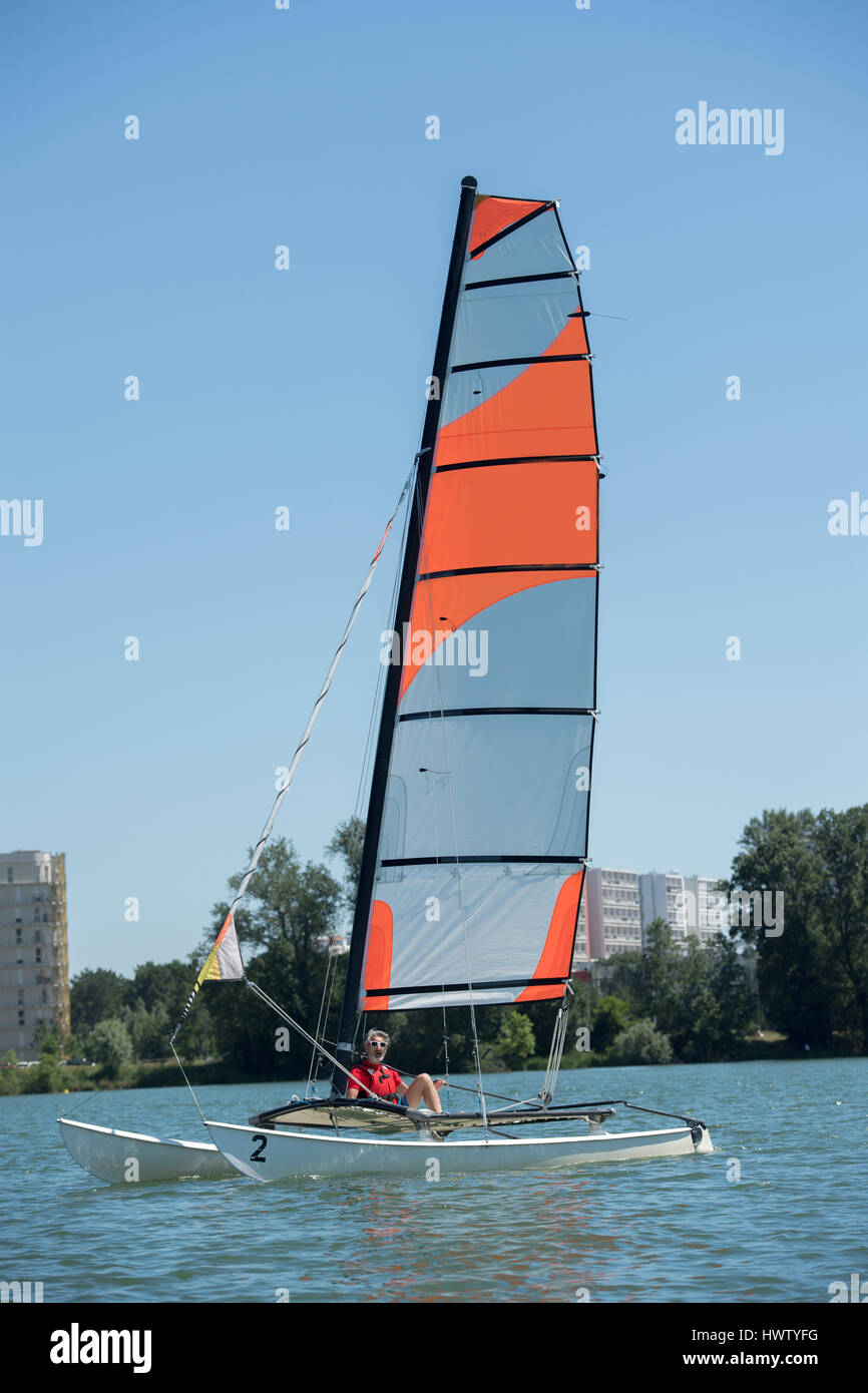 La voile sur un lac - été et thème sports Banque D'Images
