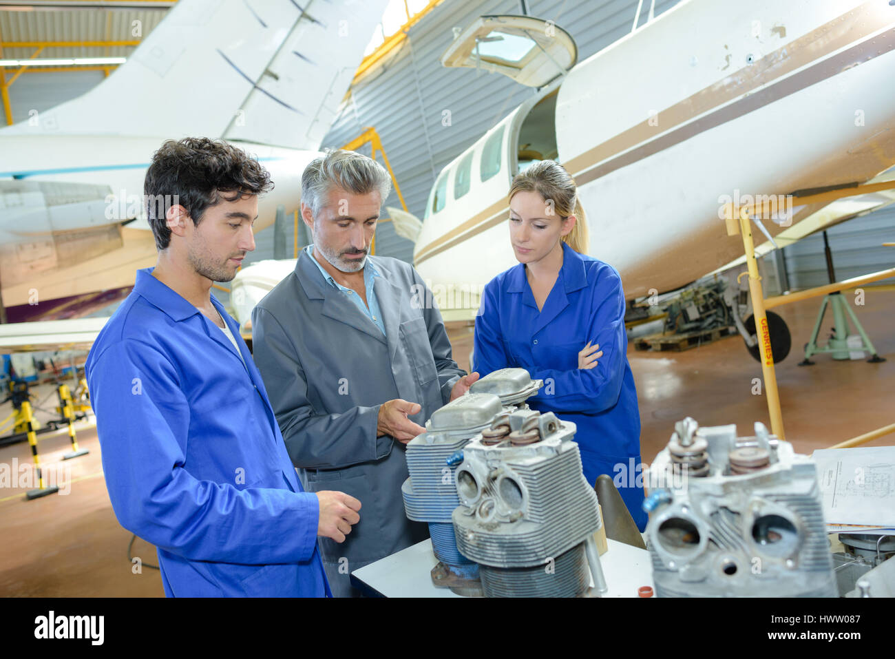 Les ingénieurs de l'aviation et les apprentis Banque D'Images