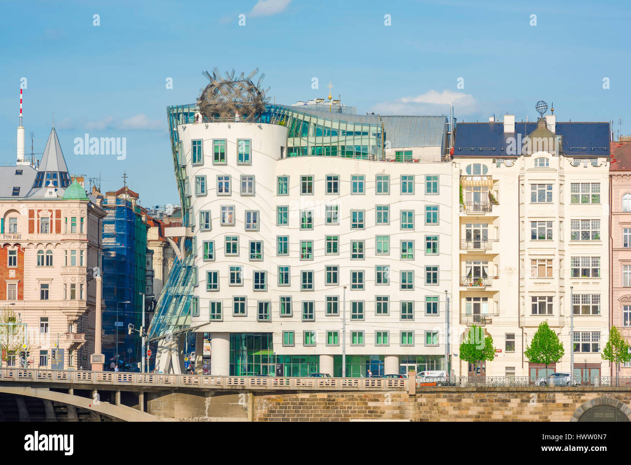 Maison Dansante, le long de la digue de la rivière Vltava à Prague est situé le populairement connu sous le nom 'Dancing' ou 'Fred et Ginger' bâtiment. Banque D'Images