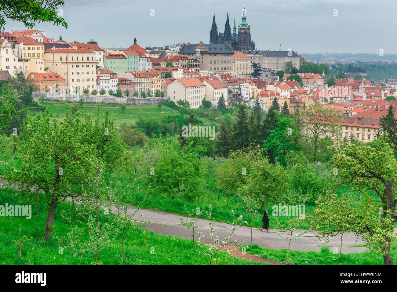 La colline de Petrin Prague, à la fin du printemps un soir une religieuse fait une promenade sur la colline de Petrin, un parc boisée sur le côté ouest de Prague, République tchèque. Banque D'Images