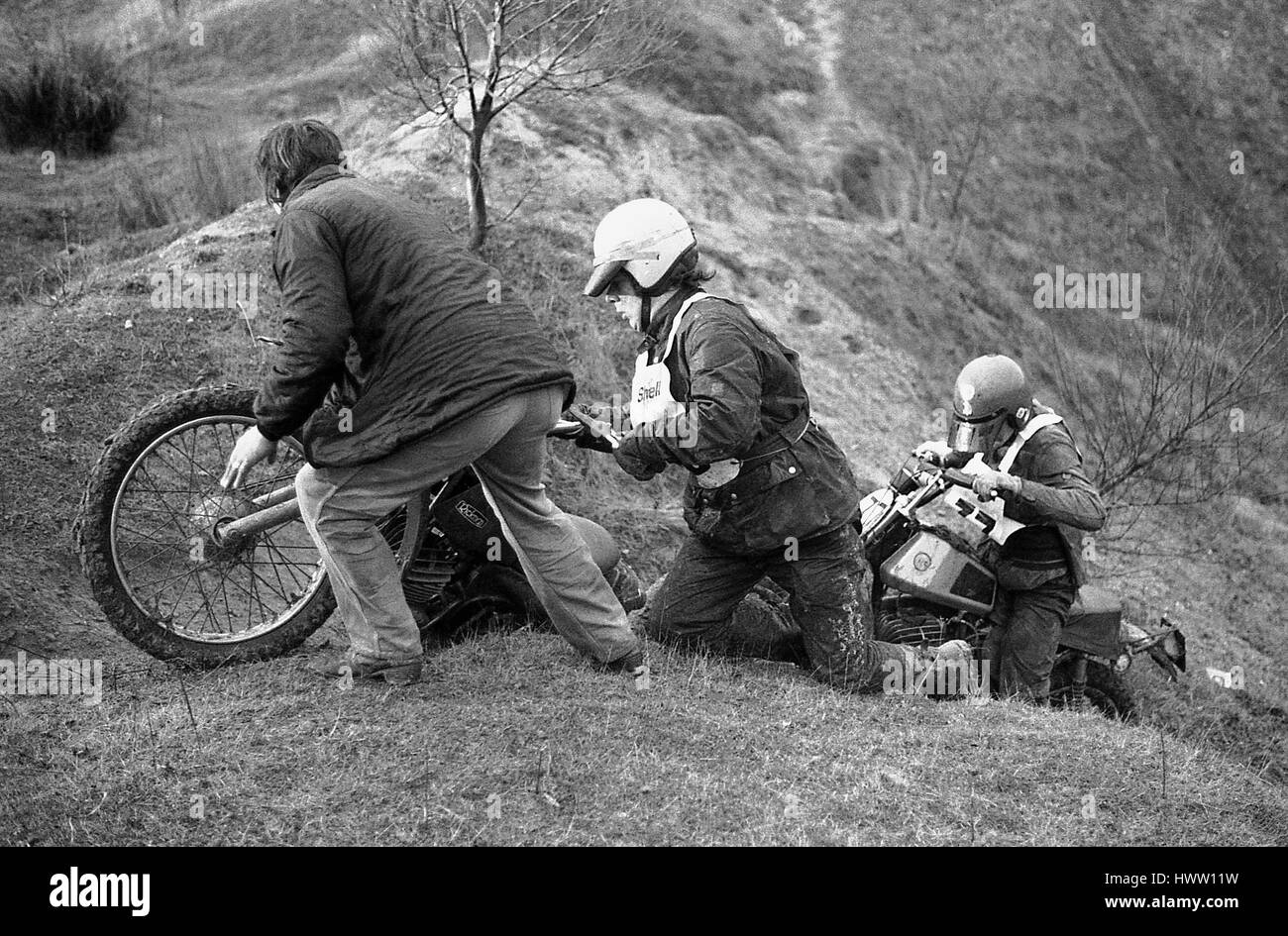 Lutte concurrents dans la boue à l'événement moto enduro Étapes Sudbury à Sudbury dans le Suffolk, en Angleterre, le 27 novembre 1977. Banque D'Images