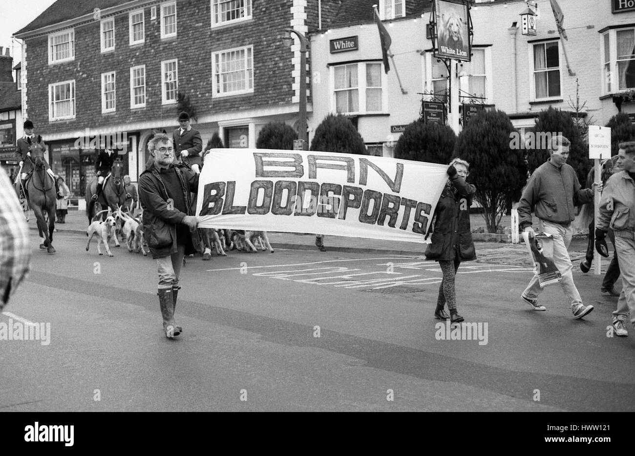 Les protestataires manifester contre la chasse au renard au lendemain de répondre de l'Ashford Valley Hunt à Tenterden dans le Kent, en Angleterre, le 26 décembre 1992. Banque D'Images
