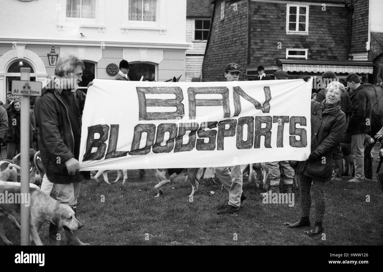 Les protestataires manifester contre la chasse au renard au lendemain de répondre de l'Ashford Valley Hunt à Tenterden dans le Kent, en Angleterre, le 26 décembre 1992. Banque D'Images