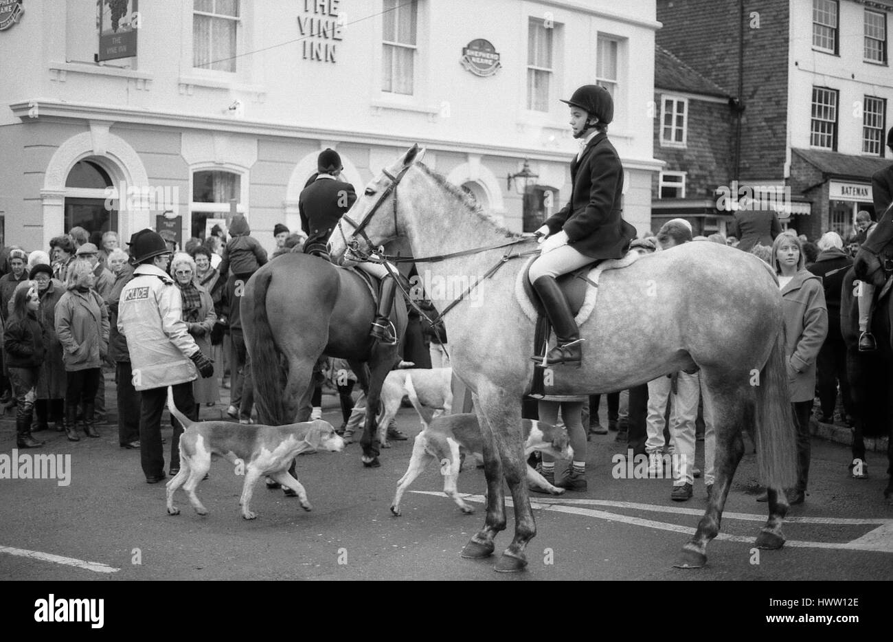 Les membres de l'Ashford Valley Hunt assembler pour leur Boxing Day répondre à Tenterden dans le Kent, en Angleterre, le 26 décembre 1992. Banque D'Images