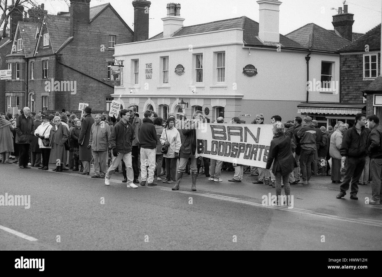 Les protestataires manifester contre la chasse au renard au lendemain de répondre de l'Ashford Valley Hunt à Tenterden dans le Kent, en Angleterre, le 26 décembre 1992. Banque D'Images