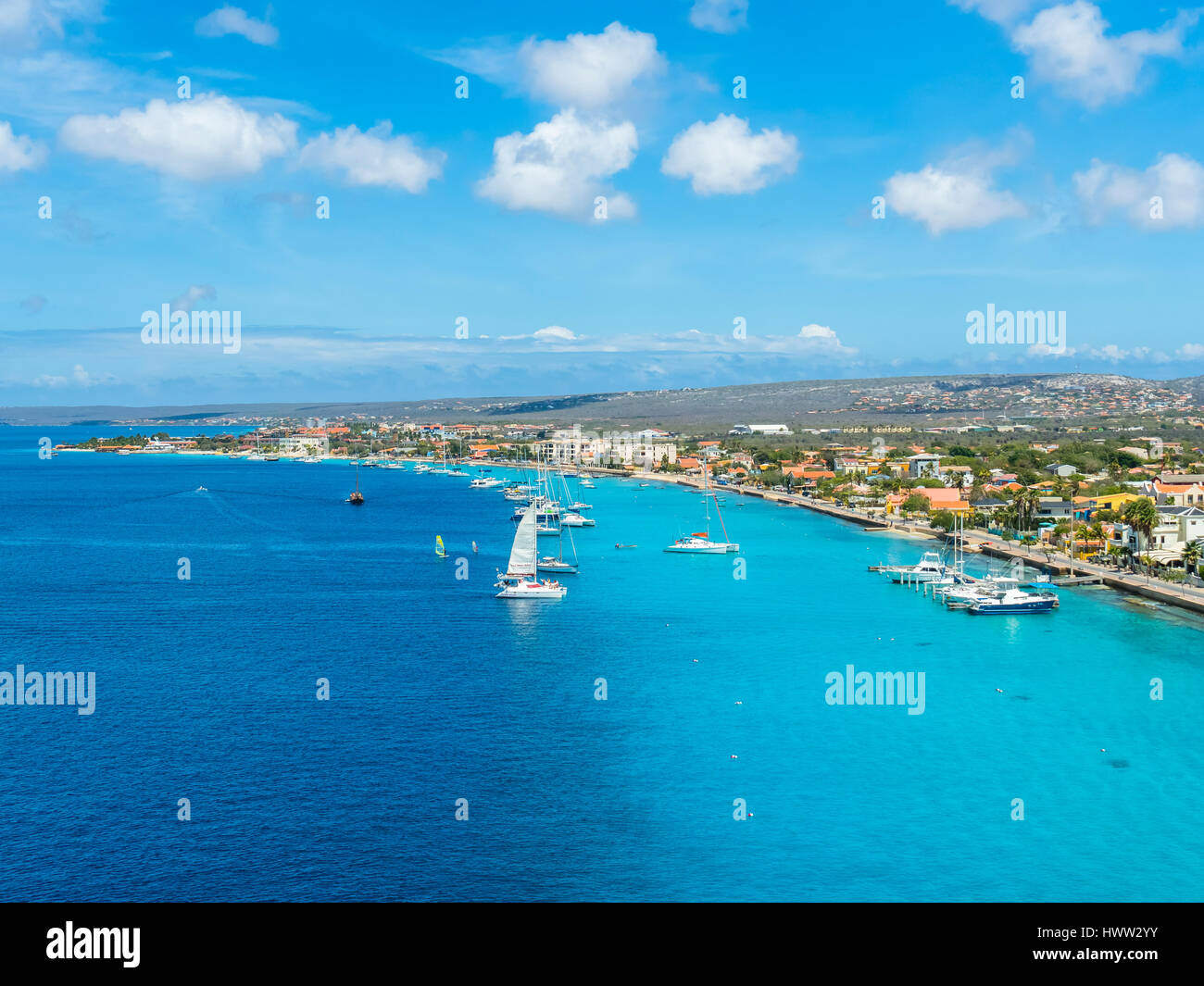 Caraïbes, Bonaire, Kralendijk, la côte et le paysage urbain Banque D'Images