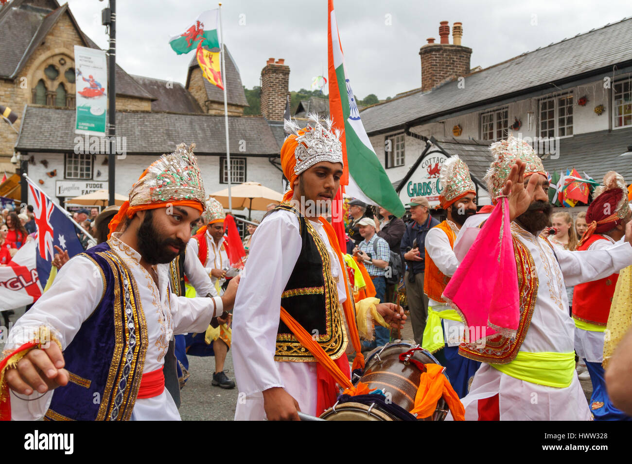 Danseurs Indiens de sexe masculin dans l'Eisteddfod annuel International street parade dans le Nord du Pays de Galles Llangollen un festival célébrant la musique populaire traditionnelle Banque D'Images