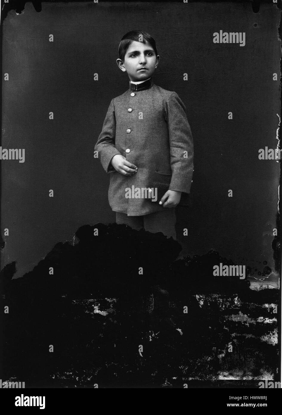 Cette œuvre, de l’école bulgare, est attribuée à un élève du style Kastoria, connu pour son iconographie religieuse et ses couleurs vibrantes. La pièce représente probablement une scène religieuse ou culturelle, avec de fortes influences byzantines. Banque D'Images