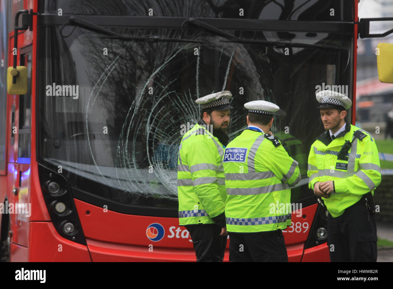 Londres, Royaume-Uni. Mar 23, 2017. Un piéton a été heurté par un bus se déplaçant sur Lambeth Road Crédit : Westminster amer ghazzal/Alamy Live News Banque D'Images