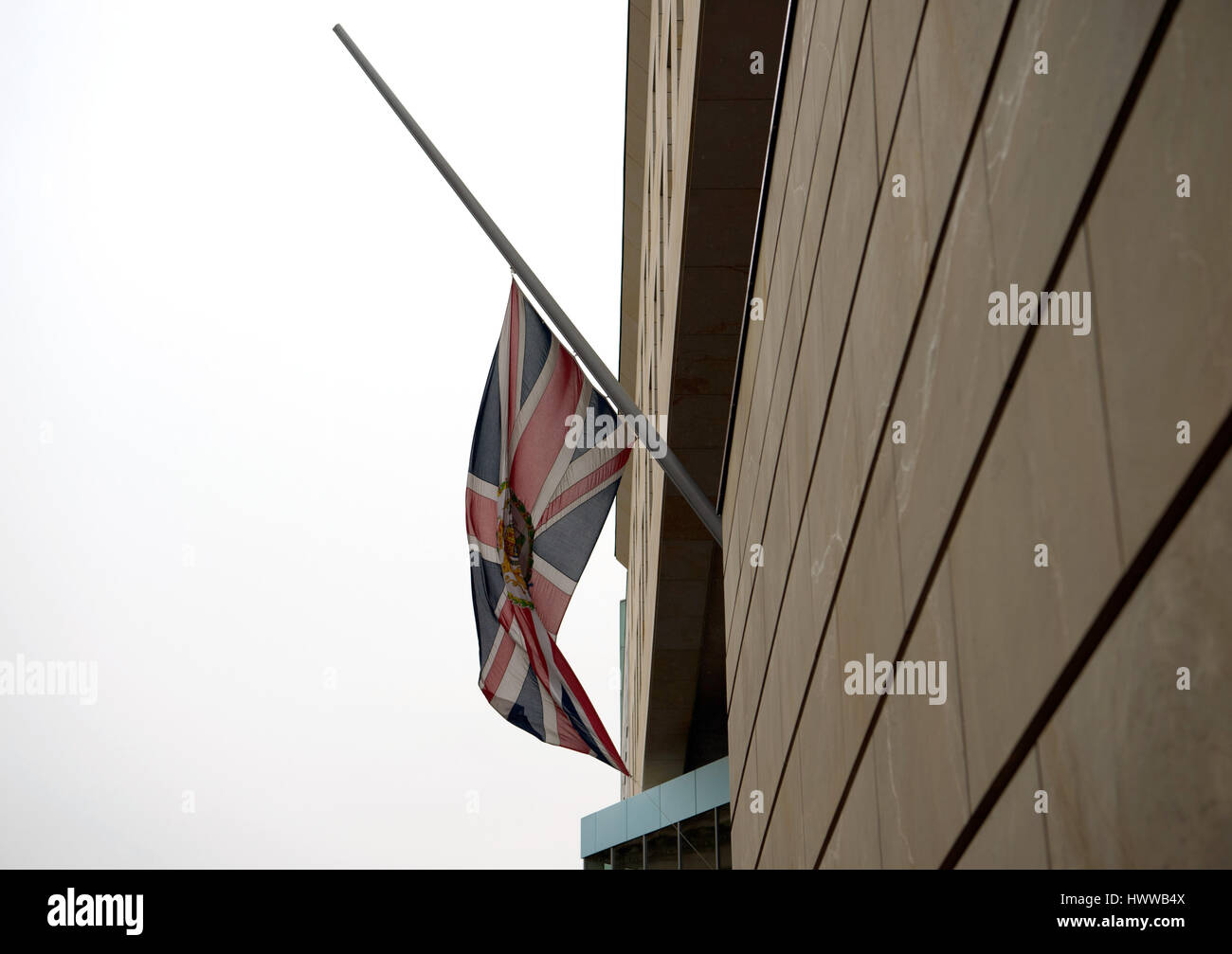 Berlin, Allemagne. Mar 23, 2017. Le drapeau britannique peut être vu sur Berne à l'ambassade britannique à Berlin, Allemagne, 23 mars 2017. L'attaque terroriste à Westminster Bridge, près du parlement au cœur de Londres à gauche l'assaillant et trois autres morts et une quarantaine de blessés. Photo : Christophe Gateau/dpa/Alamy Live News Banque D'Images