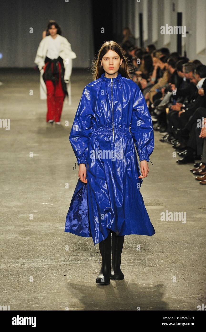 Lisbonne, Portugal. 22 mars, 2017. A model mettant en valeur l'une des dernières créations de Pedro Pedro au 40ème édition du Portugal Fashion Automne Hiver 2017/18. Credit : Miguel Quesada/Alamy Live News Banque D'Images