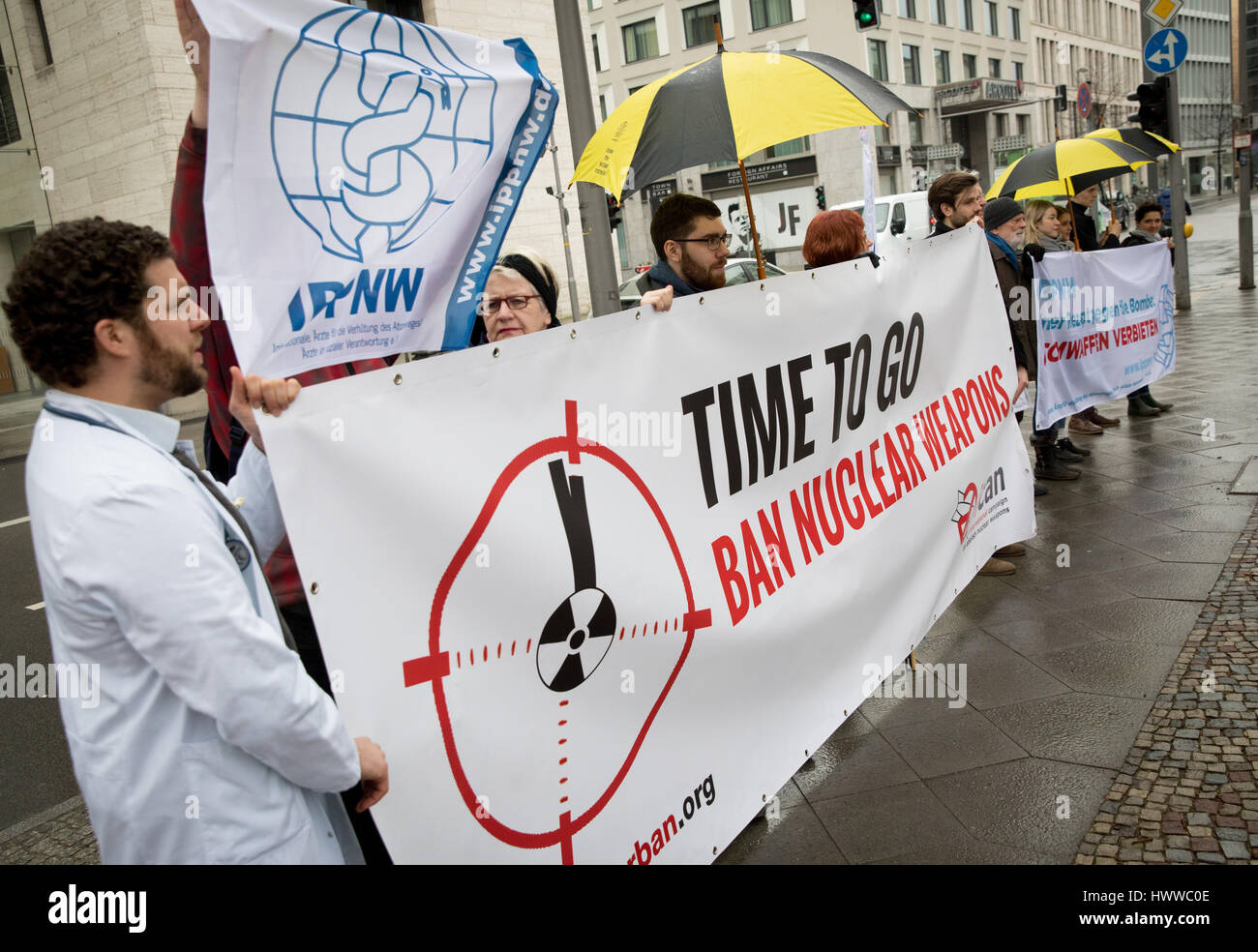 Les médecins protester contre une guerre nucléaire et à une interdiction internationale des armes nucléaires en face du ministère fédéral des affaires étrangères à Berlin, 23 mars 2017. Les négociations des Nations Unies sur l'interdiction des armes nucléaires a commencer le 27 mars. Photo : Kay Nietfeld/dpa Banque D'Images