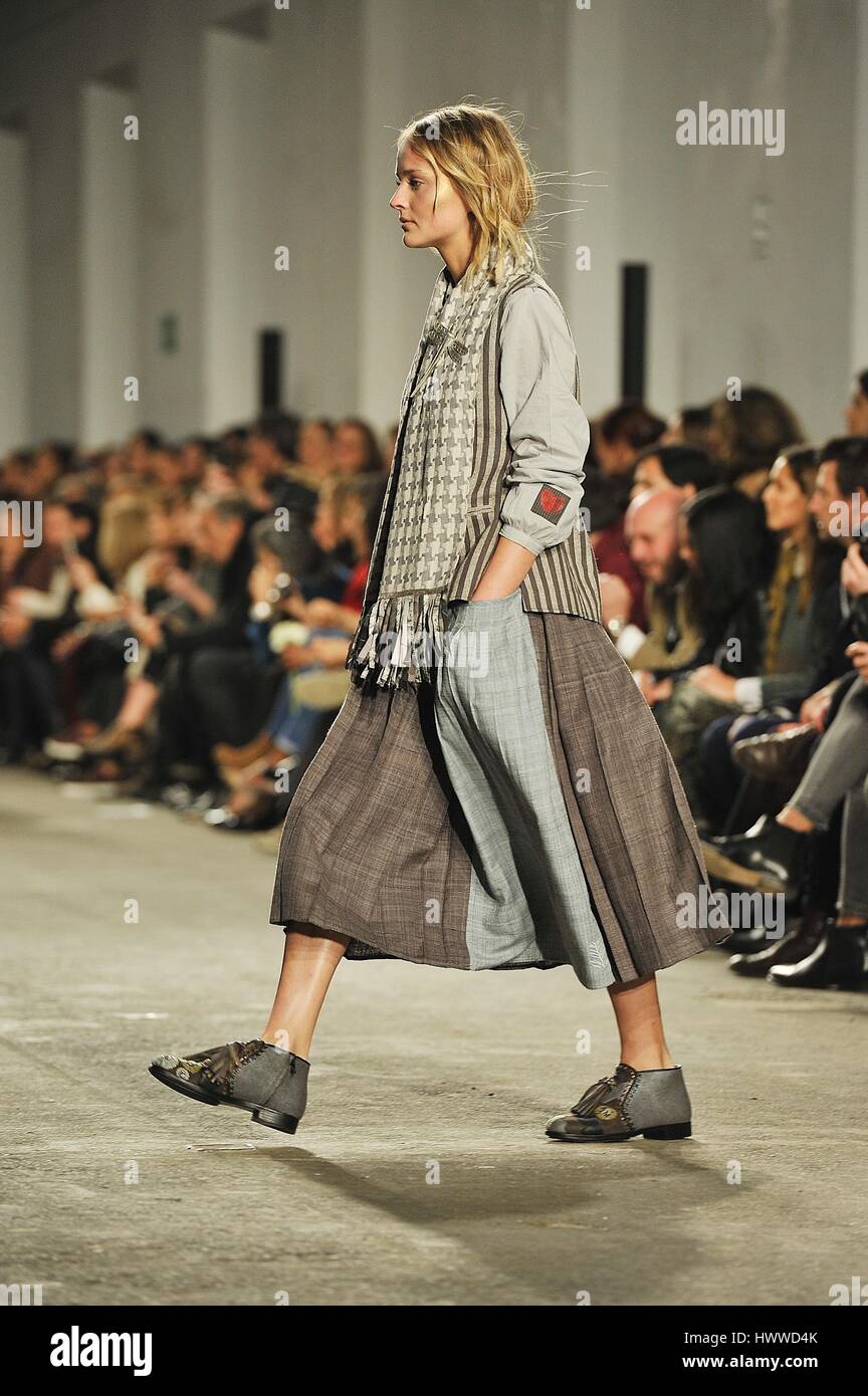 Lisbonne, Portugal. Mar 22, 2017. A model mettant en valeur l'une des dernières Collection TM par Teresa Martins creations au 40ème édition du Portugal Fashion Automne Hiver 2017/18. Credit : Miguel Quesada/Alamy Live News Banque D'Images