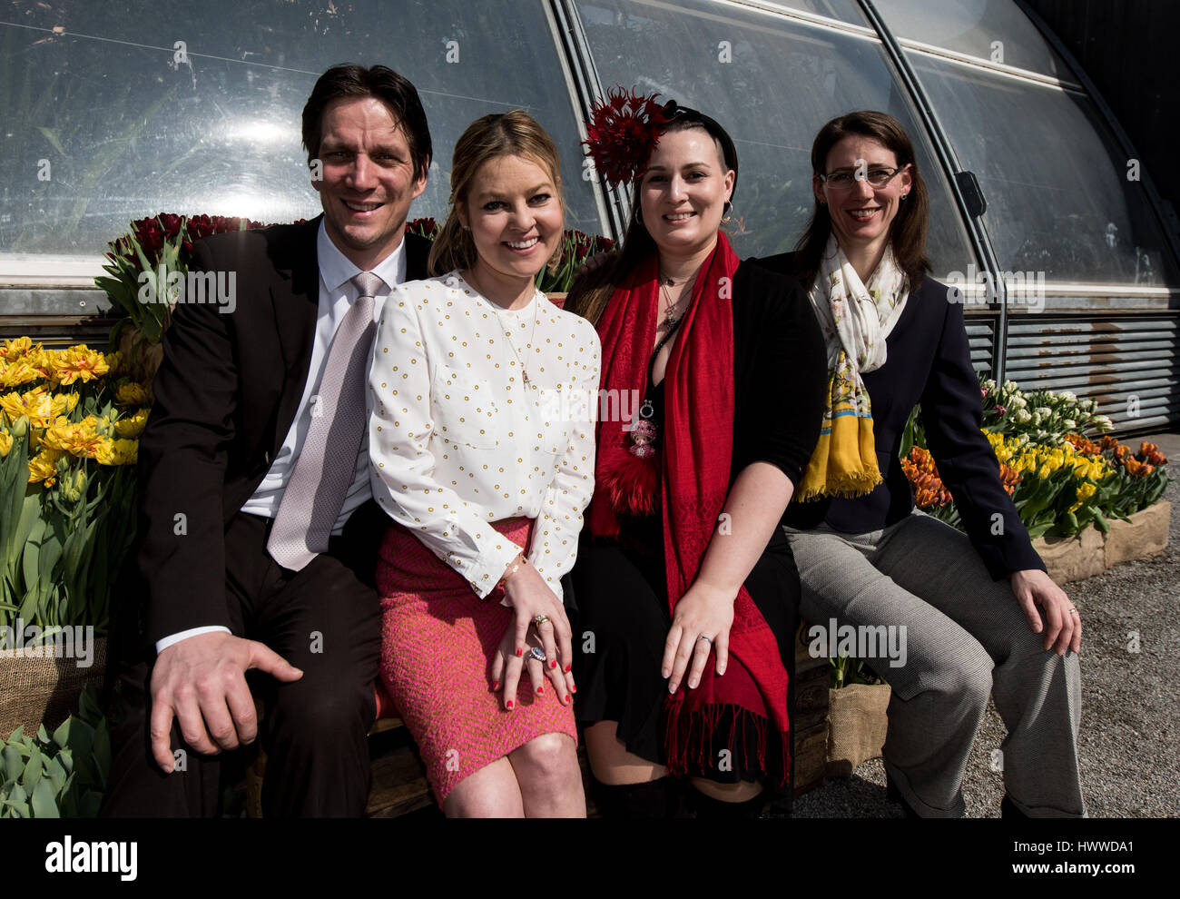 Île de Mainau, Allemagne. 23 mars 2017. Diana Comtesse de Bernadotte (3-L), Bjoern Comte de Bernadotte (L), sa femme Sandra Comtesse de Bernadotte (2-L) et Bettina Comtesse de Bernadotte (R) posent sur l'île de Mainau, Allemagne, 23 mars 2017. Les 45 hectares île est l'une des plus grandes attractions touristiques du lac de Constance. 1, 26 millions de personnes ont visité l'île de 'fleur' en 2016. Photo : Patrick Seeger/dpa/Alamy Live News Banque D'Images